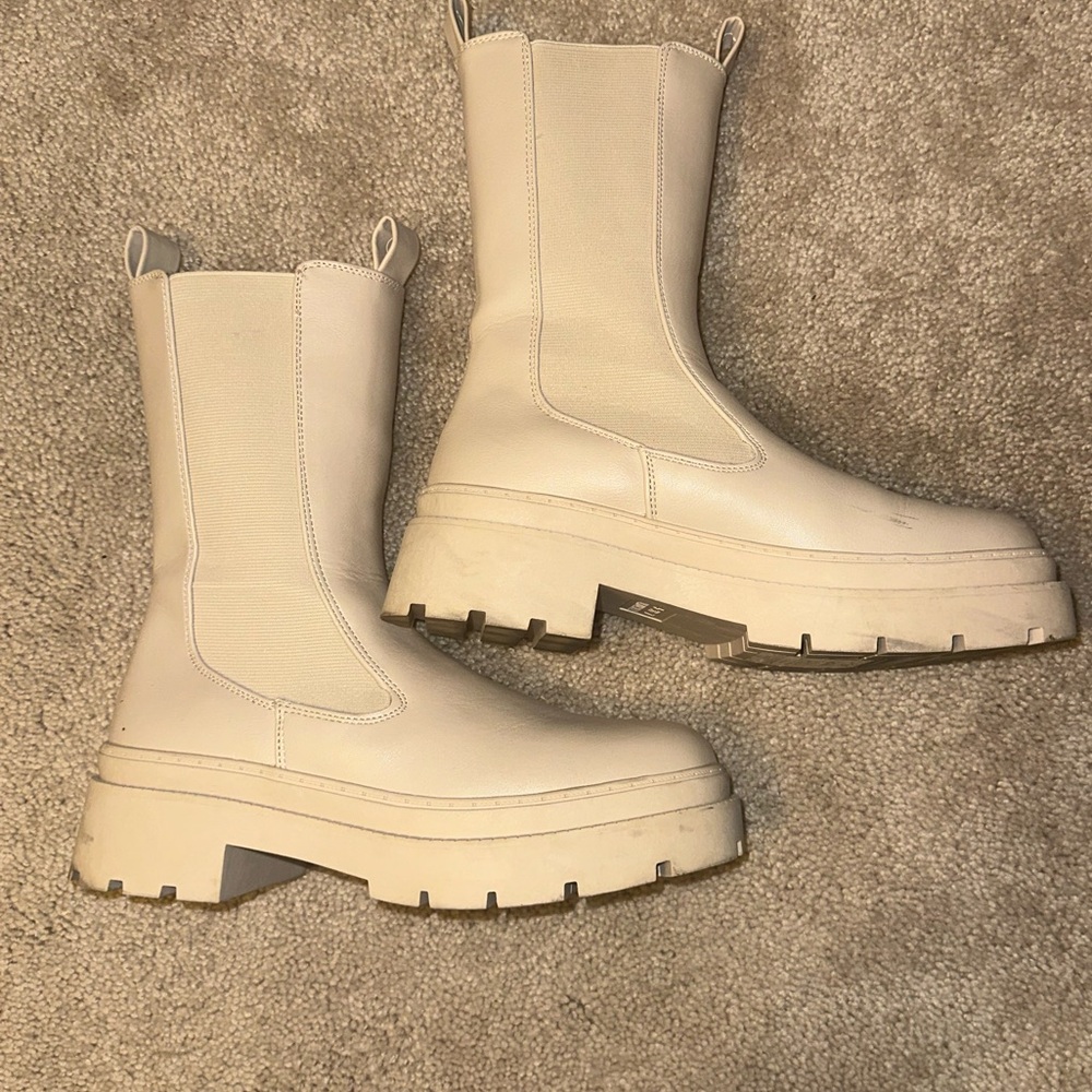 Chunky calf height boot, perfect for fall and winter!